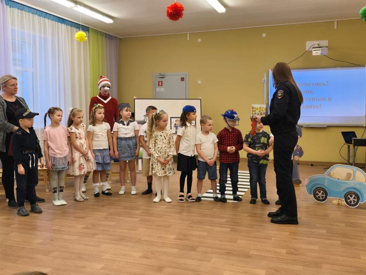 Государственный инспектор дорожного надзора отделения Госавтоинспекции ОМВД России по Псковскому району Елизавета Геращенко провела профилактическую беседу с воспитанниками детского сада "Страна детства", посвященную... Государственный инспектор дорожного надзора отделения Госавтоинспекции ОМВД России по Псковскому району Елизавета Геращенко провела профилактическую беседу с воспитанниками детского сада "Страна детства", посвященную...