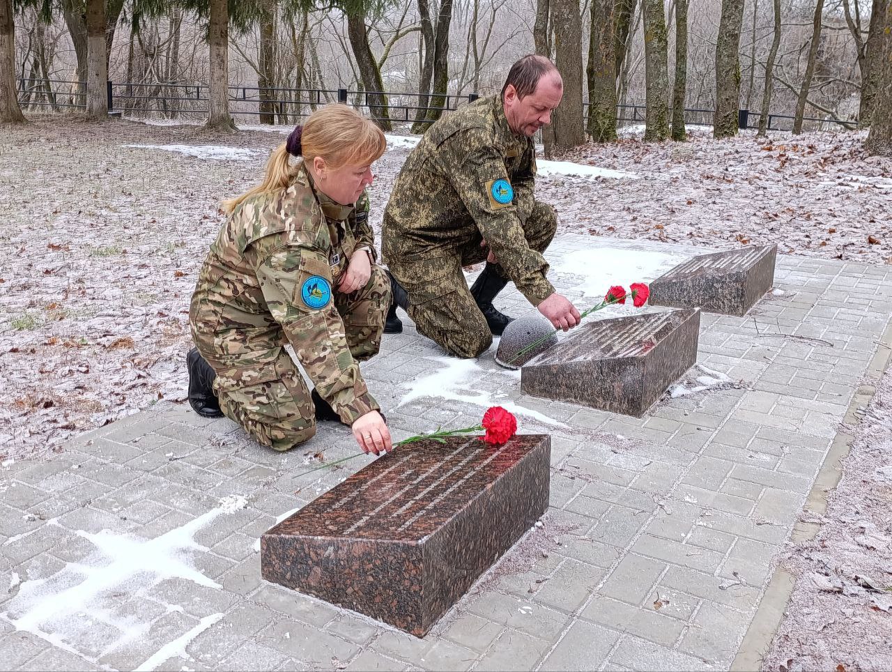 В День Неизвестного солдата поисковики ПО ВППОО " След Пантеры" из Пскова и районов Псковской области почтили память павших воинов, оставшихся неизвестными В День Неизвестного солдата поисковики ПО ВППОО " След Пантеры" из Пскова и районов Псковской области почтили память павших воинов, оставшихся неизвестными