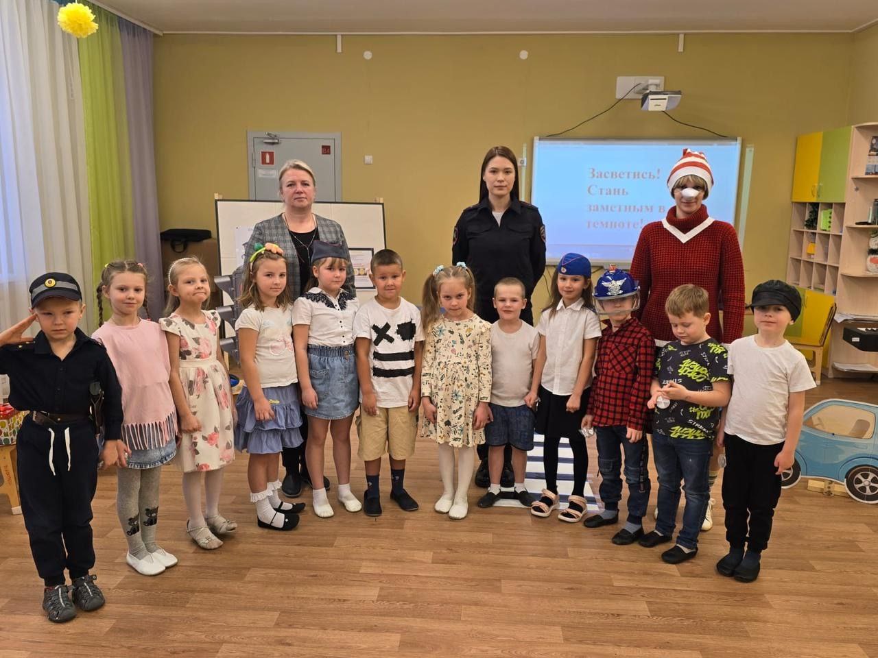 Государственный инспектор дорожного надзора отделения Госавтоинспекции ОМВД России по Псковскому району Елизавета Геращенко провела профилактическую беседу с воспитанниками детского сада "Страна детства", посвященную... Государственный инспектор дорожного надзора отделения Госавтоинспекции ОМВД России по Псковскому району Елизавета Геращенко провела профилактическую беседу с воспитанниками детского сада "Страна детства", посвященную...