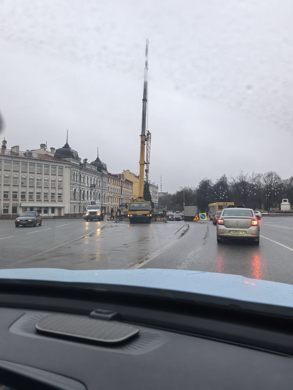 В Пскове устанавливают новогоднюю ёлку на Октябрьской площади В Пскове устанавливают новогоднюю ёлку на Октябрьской площади