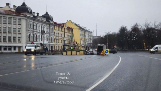 На Октябрьской площади началась установка главного новогоднего украшения города — праздничной ёлки