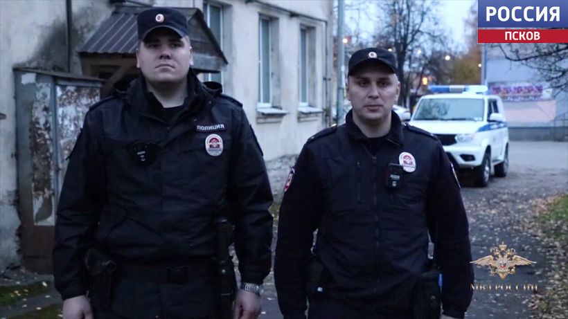 Псковские полицейские спасли из огня женщину