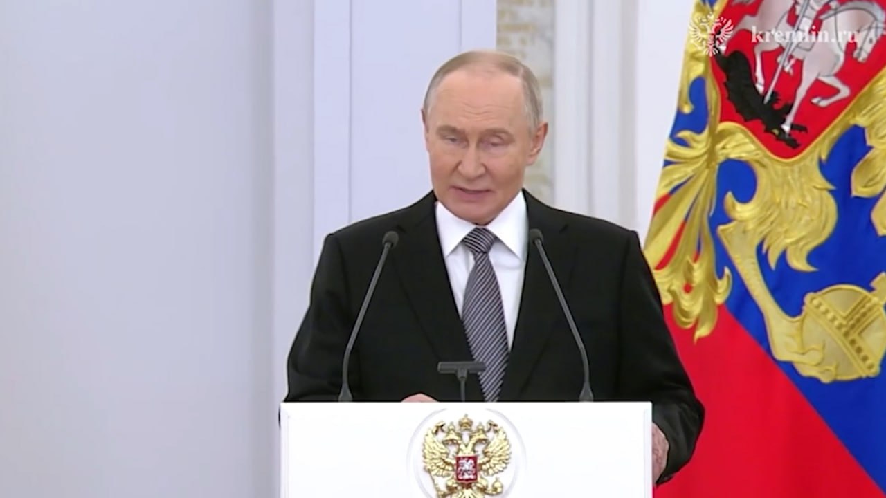 Владимир Путин вручил медаль "Золотая звезда" герою России Константину Широкову