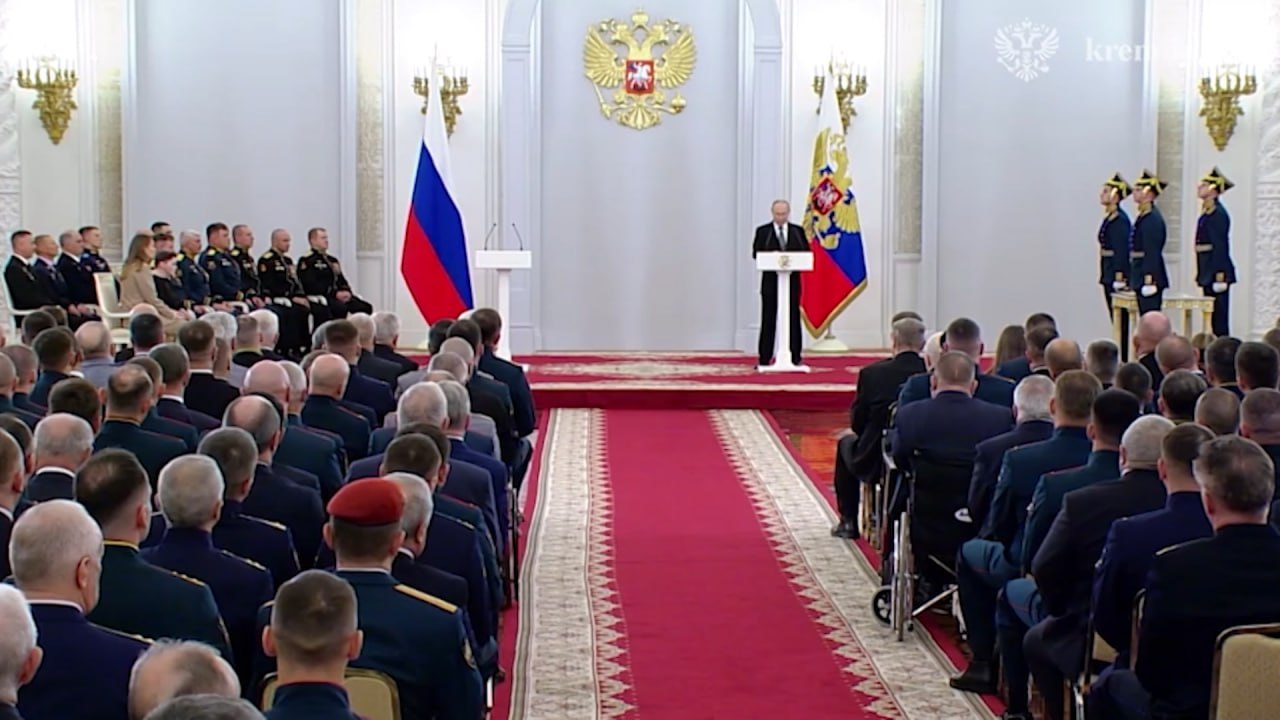 Владимир Путин вручил медаль "Золотая звезда" герою России Константину Широкову Владимир Путин вручил медаль "Золотая звезда" герою России Константину Широкову