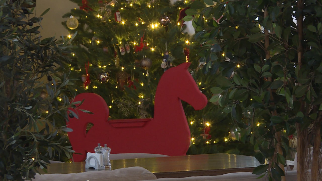 Уникально украшенную в местных традициях новогоднюю ель установили в ресторане "Гельдт" в историческом центре Пскова