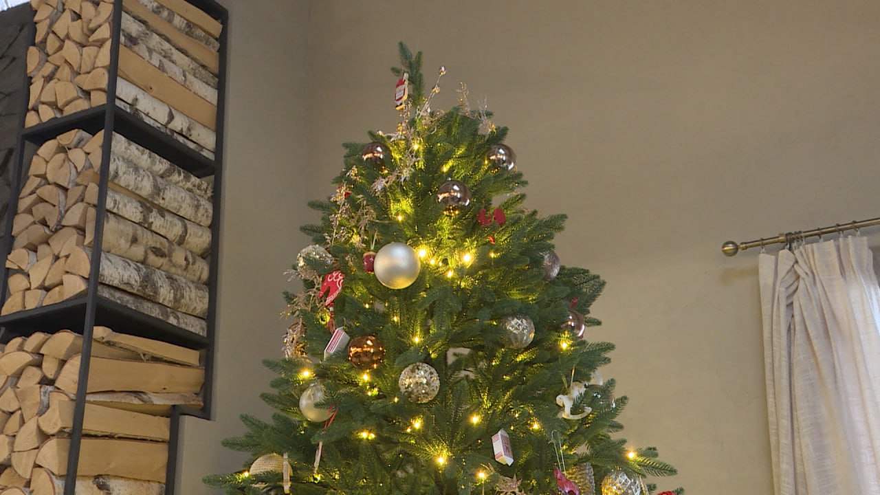 Уникально украшенную в местных традициях новогоднюю ель установили в ресторане "Гельдт" в историческом центре Пскова Уникально украшенную в местных традициях новогоднюю ель установили в ресторане "Гельдт" в историческом центре Пскова