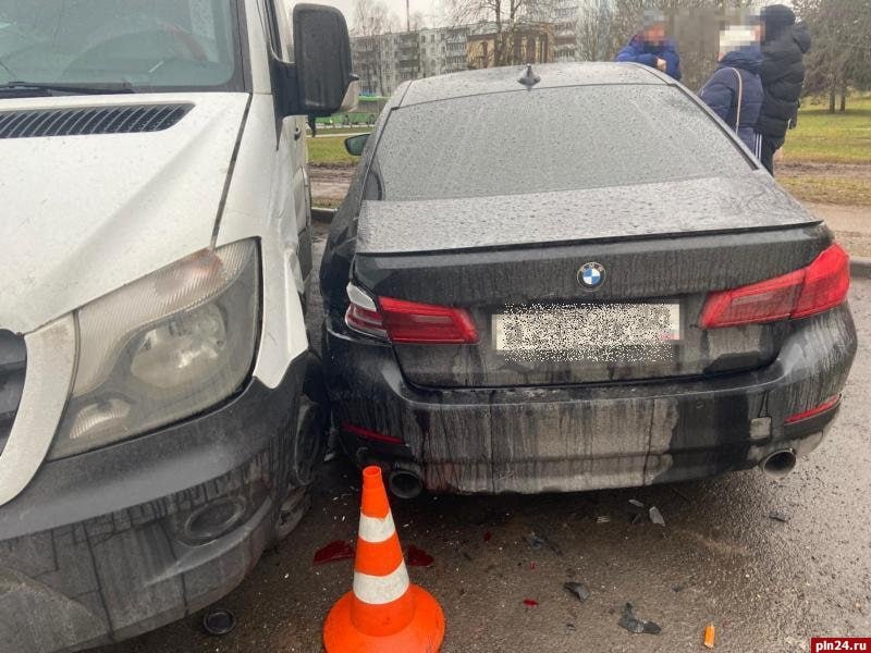 Массовое ДТП на Коммунальной: три машины, два пострадавших Массовое ДТП на Коммунальной: три машины, два пострадавших