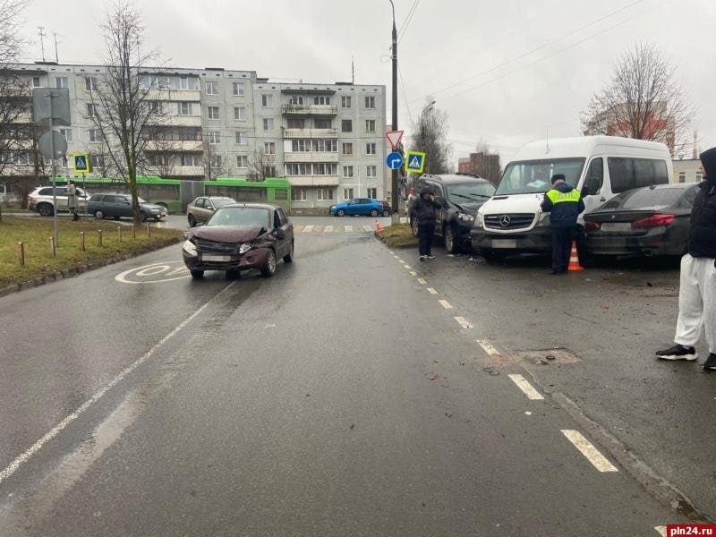 Массовое ДТП на Коммунальной: три машины, два пострадавших Массовое ДТП на Коммунальной: три машины, два пострадавших