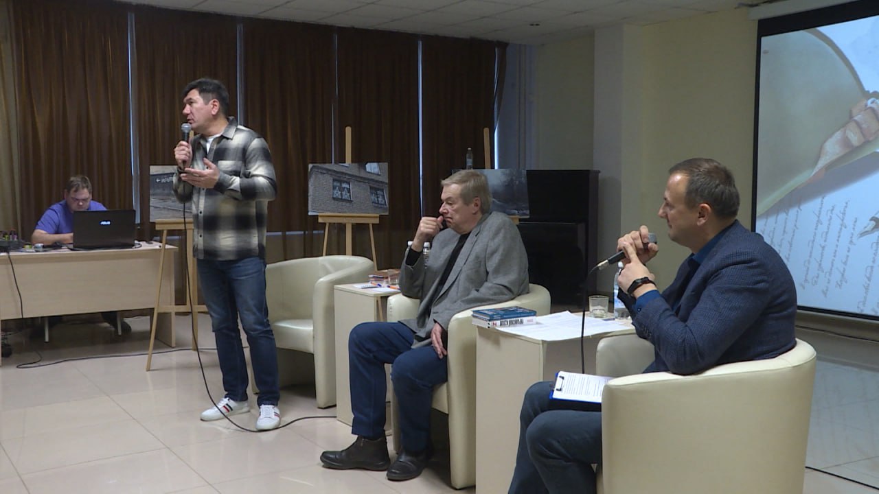 На войне главное — человек: поэты и журналисты рассказали псковичам о значимости человеческого фактора На войне главное — человек: поэты и журналисты рассказали псковичам о значимости человеческого фактора