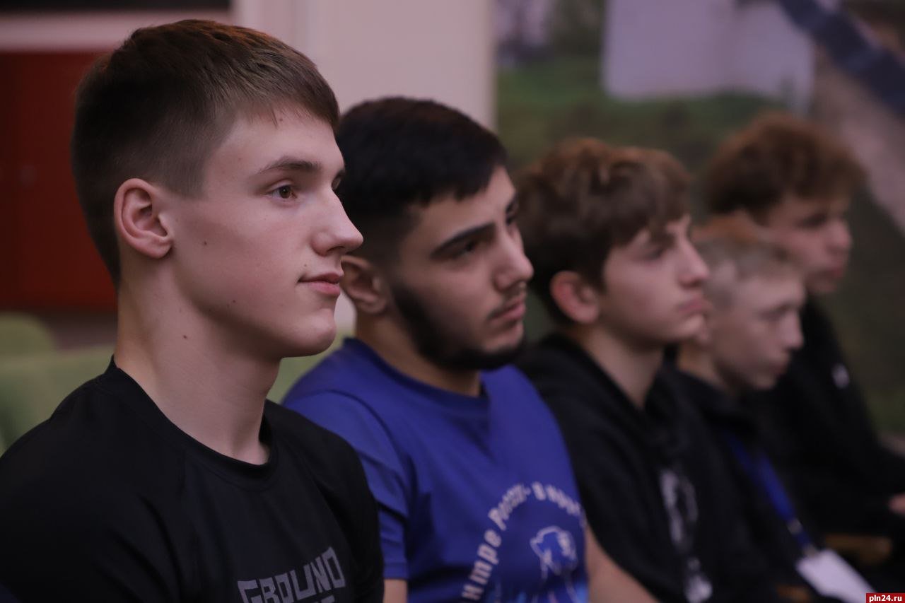 Чемпион мира Денис Гольцов провел встречу с участниками патриотической смены «Дружина Довмонта» Чемпион мира Денис Гольцов провел встречу с участниками патриотической смены «Дружина Довмонта»