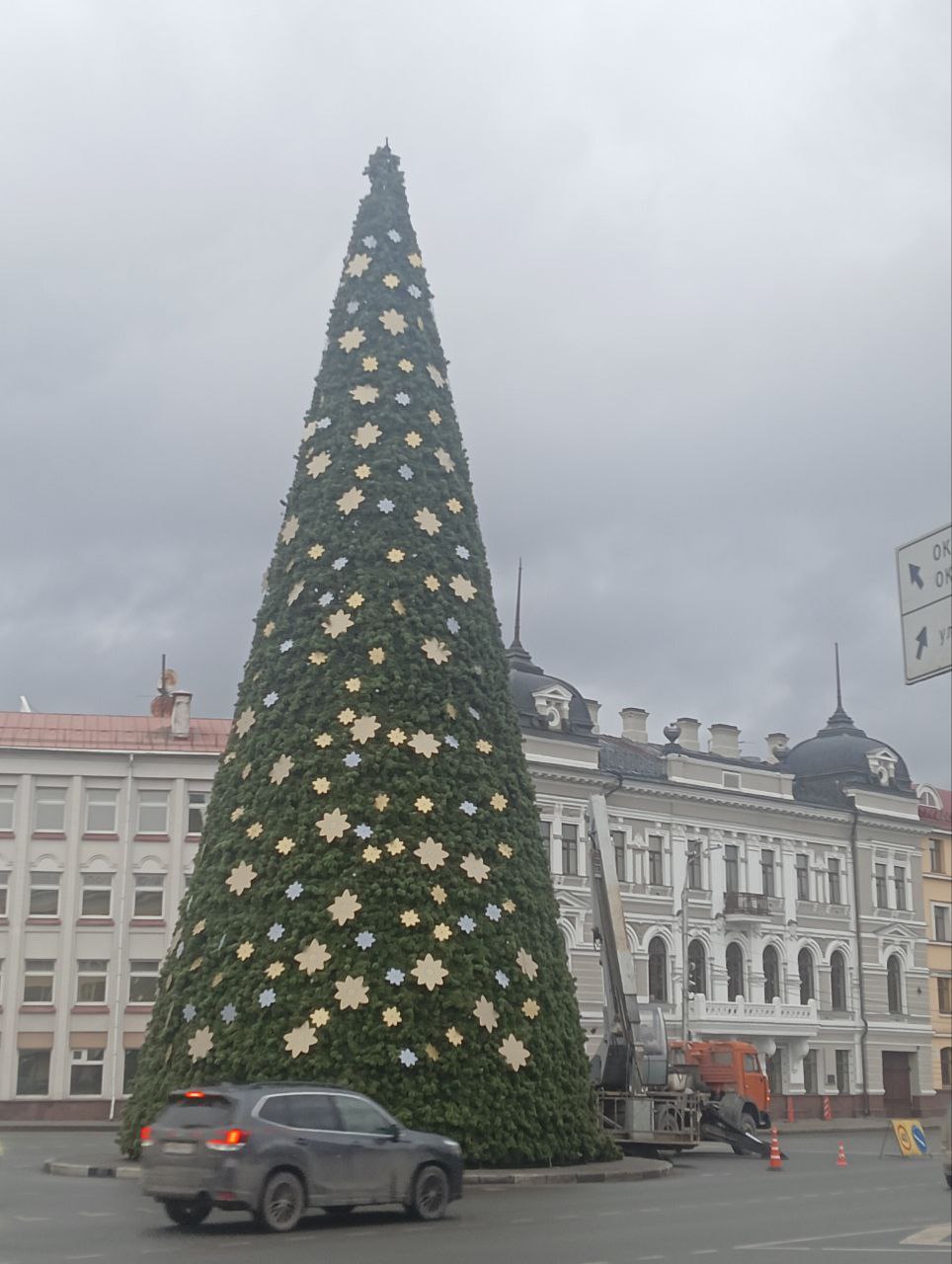 Ёлку продолжают украшать в центре Пскова