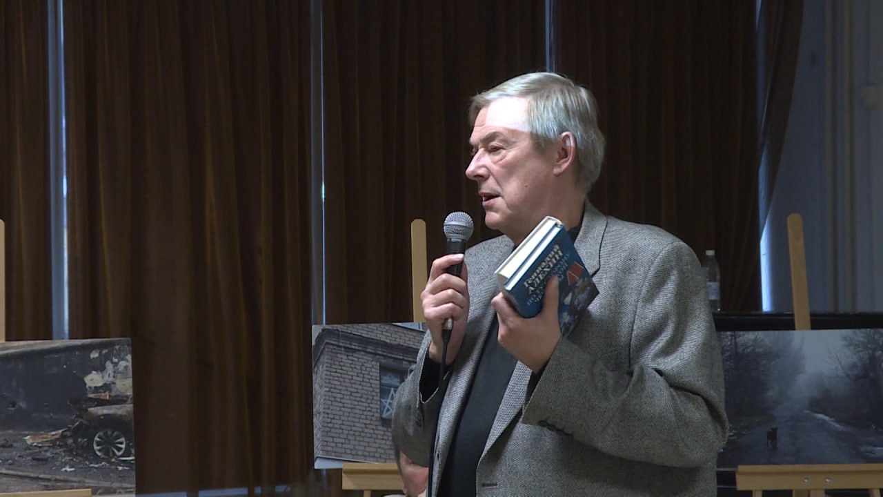 На войне главное — человек: поэты и журналисты рассказали псковичам о значимости человеческого фактора На войне главное — человек: поэты и журналисты рассказали псковичам о значимости человеческого фактора