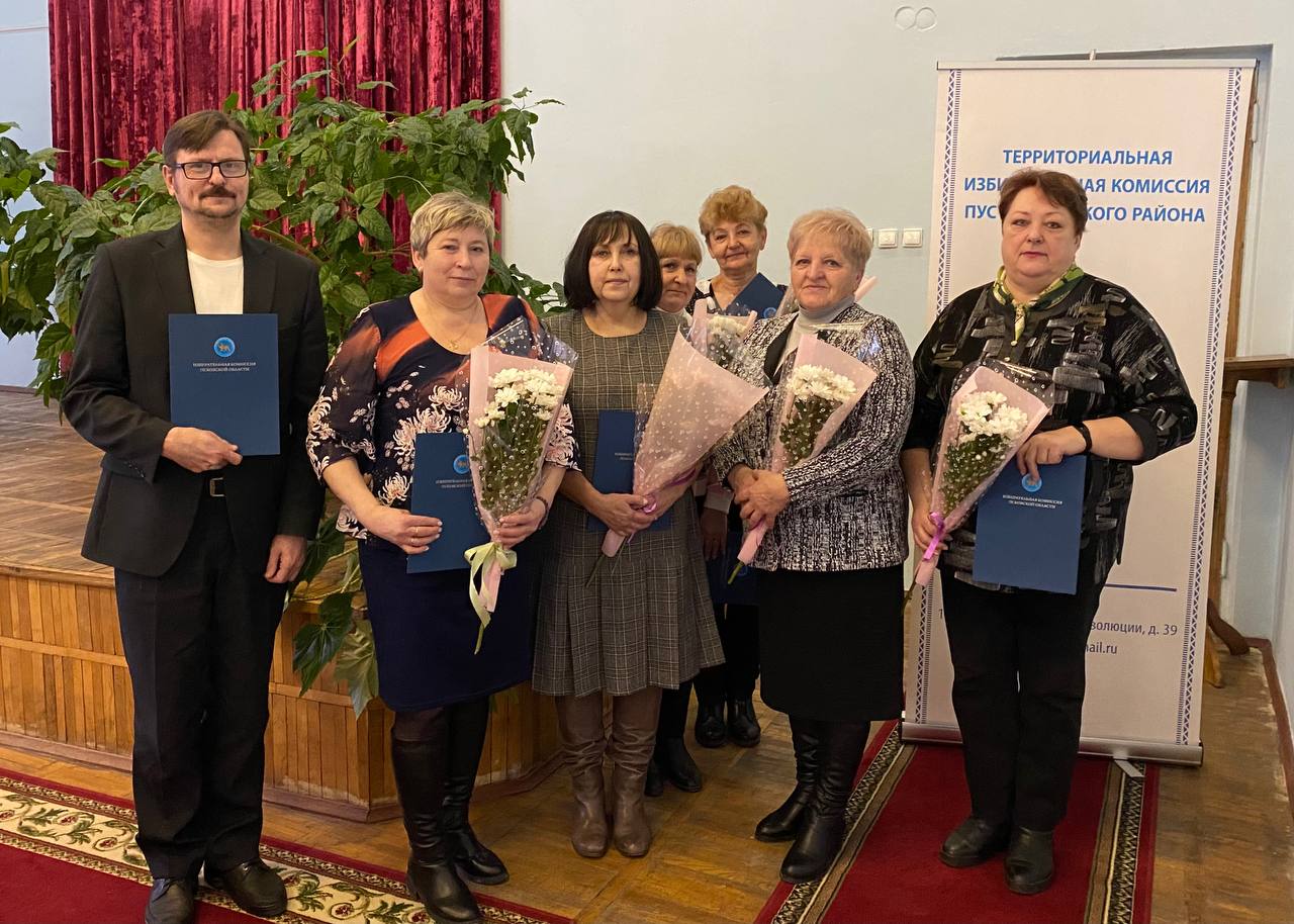 Продолжаем награждение членов избирательных комиссий