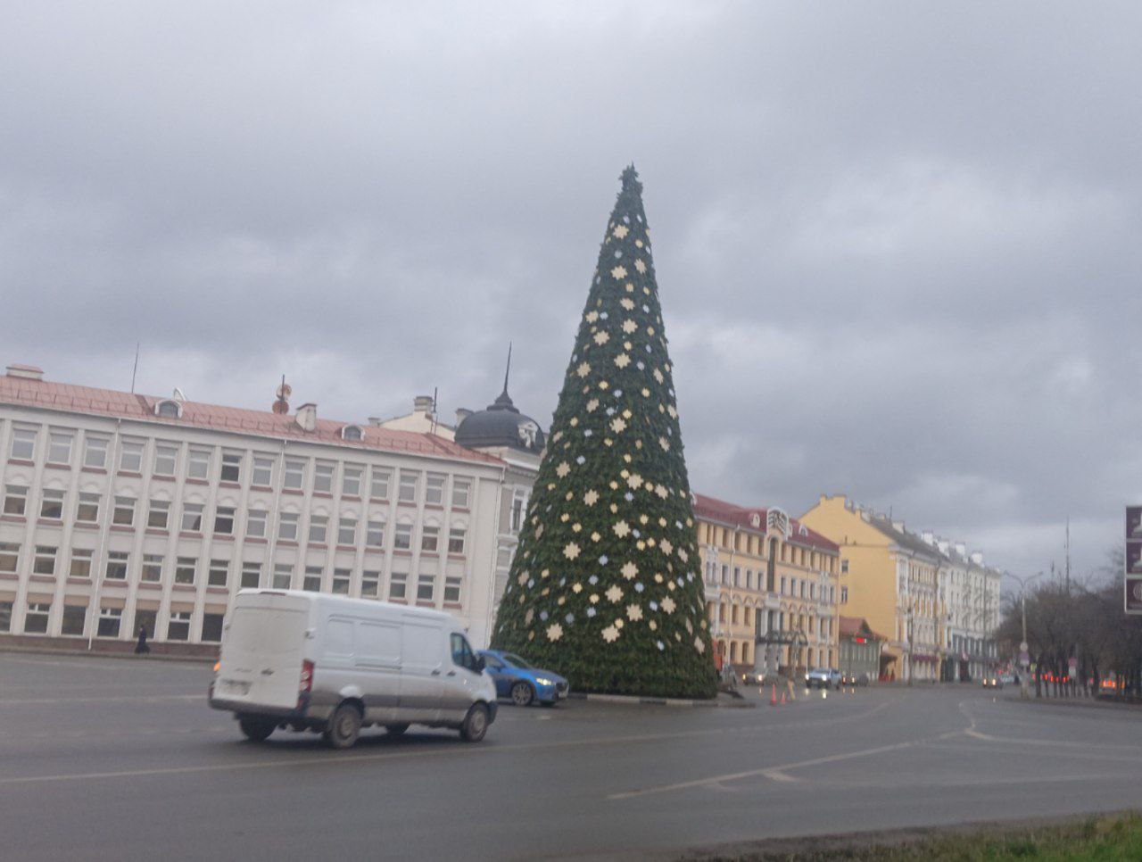 Ёлку продолжают украшать в центре Пскова Ёлку продолжают украшать в центре Пскова