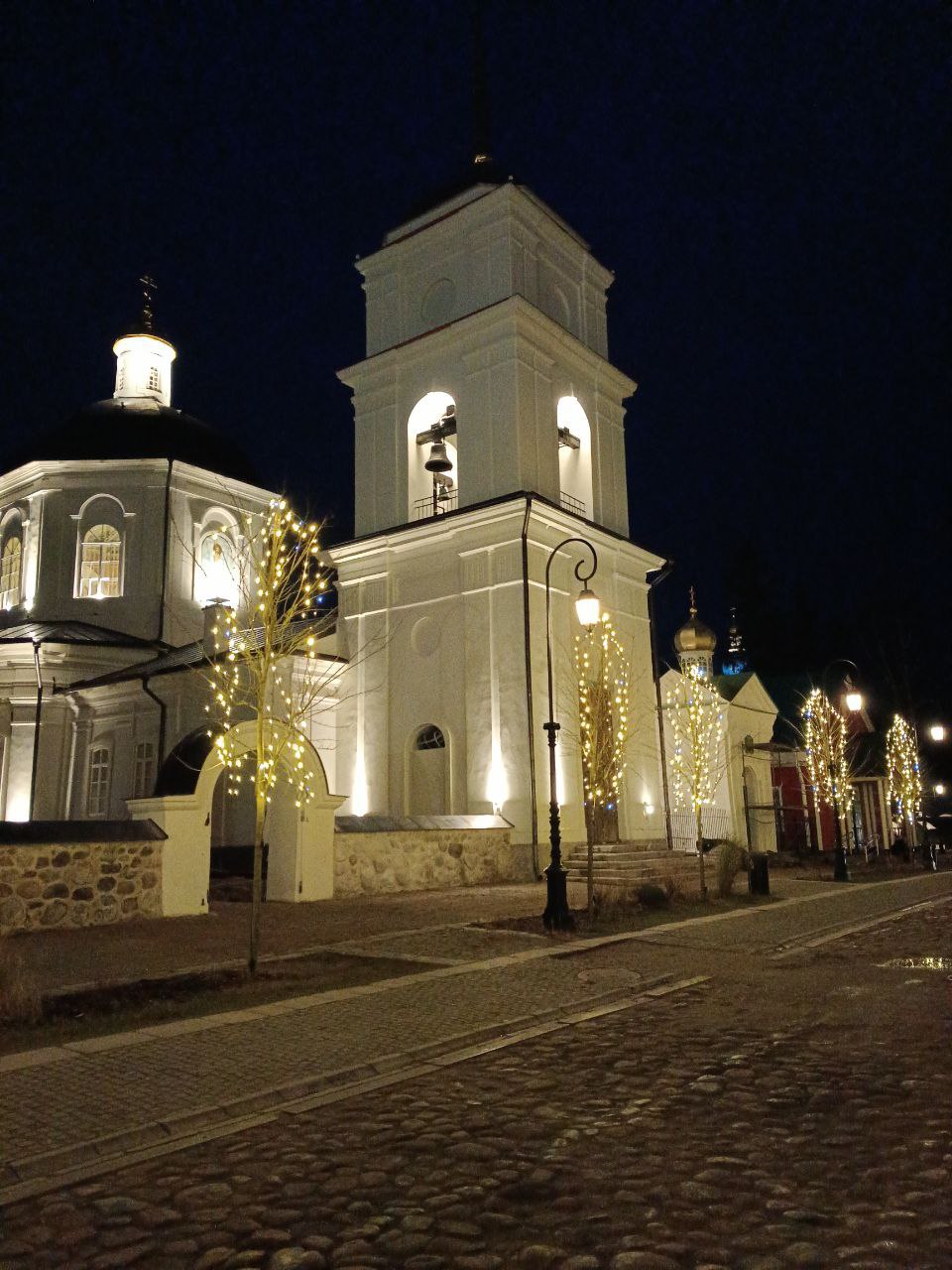 Печоры тоже уже вовсю преображаются к Новому году Печоры тоже уже вовсю преображаются к Новому году