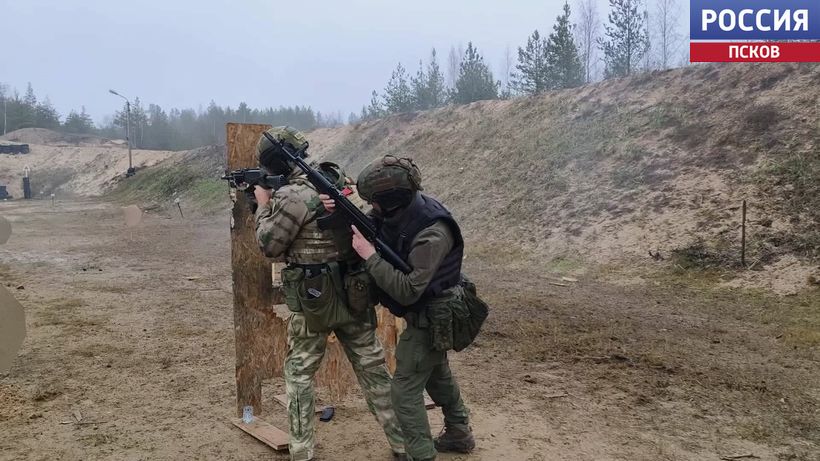 Занятия по огневой подготовке прошли у сотрудников псковского СОБРа "Гепард"