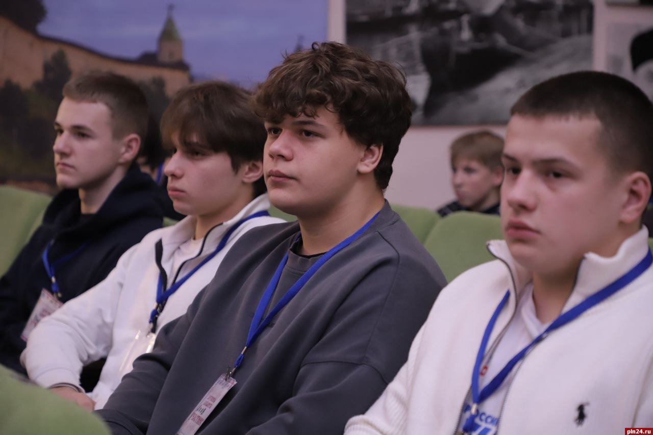Чемпион мира Денис Гольцов провел встречу с участниками патриотической смены «Дружина Довмонта» Чемпион мира Денис Гольцов провел встречу с участниками патриотической смены «Дружина Довмонта»