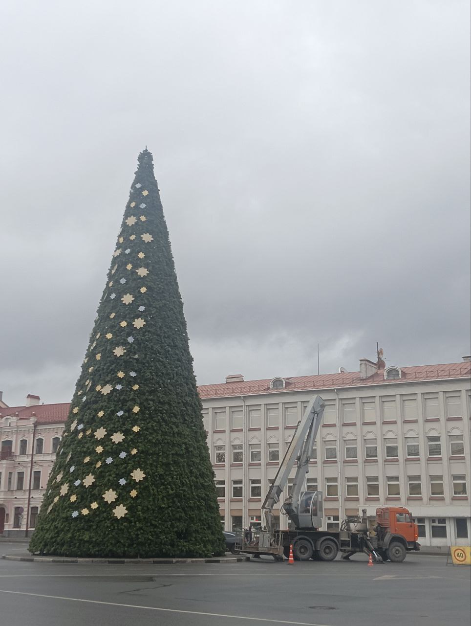Ёлку продолжают украшать в центре Пскова Ёлку продолжают украшать в центре Пскова
