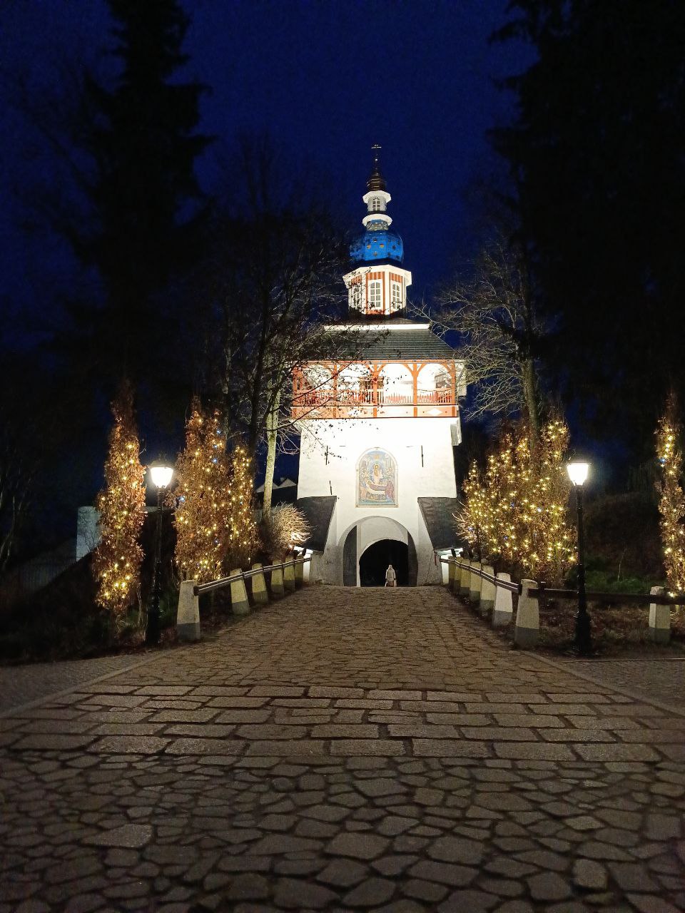 Печоры тоже уже вовсю преображаются к Новому году Печоры тоже уже вовсю преображаются к Новому году