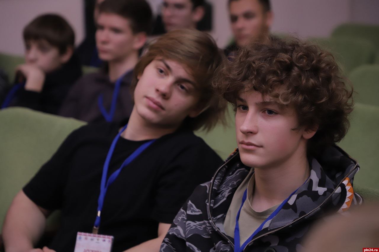 Чемпион мира Денис Гольцов провел встречу с участниками патриотической смены «Дружина Довмонта» Чемпион мира Денис Гольцов провел встречу с участниками патриотической смены «Дружина Довмонта»