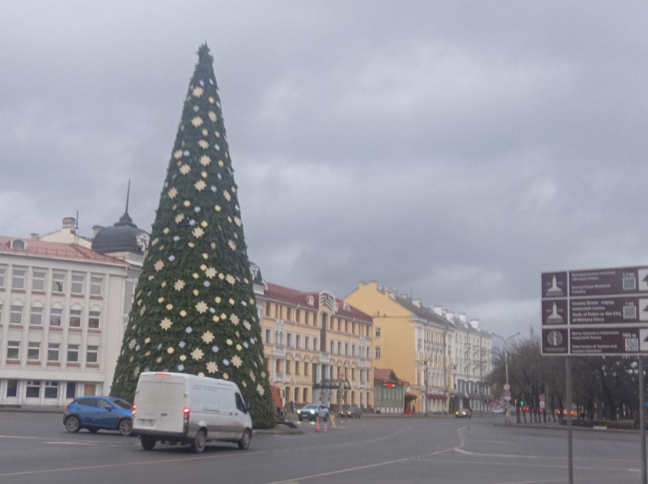 Ёлку продолжают украшать в центре Пскова Ёлку продолжают украшать в центре Пскова