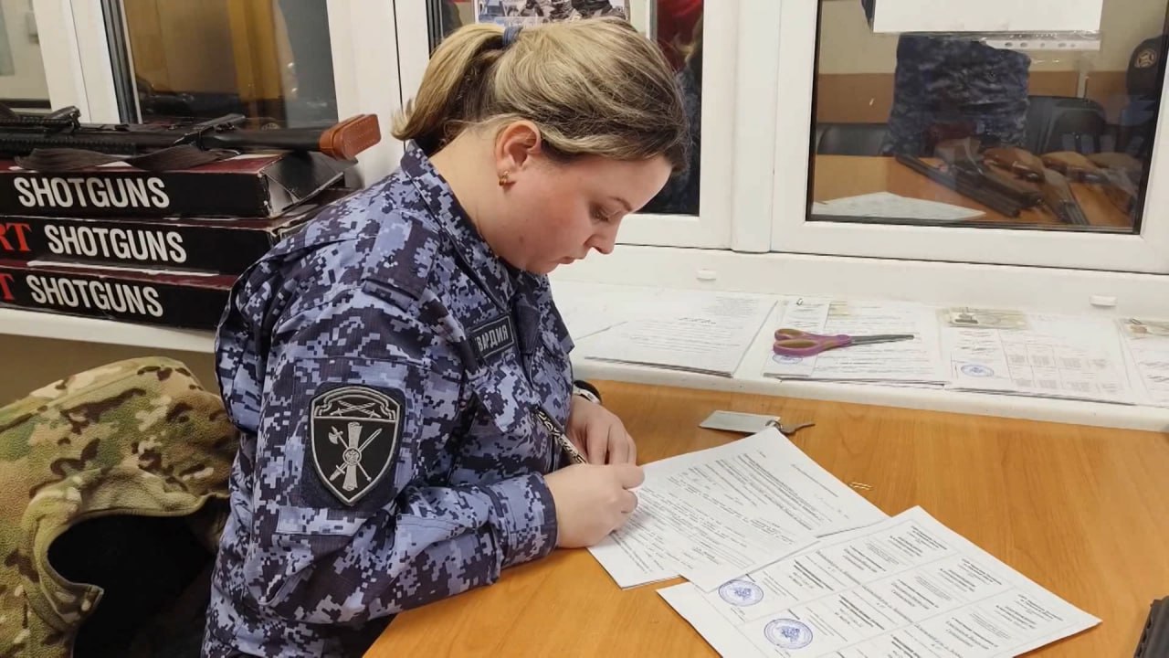 Более 200 единиц охотничьего оружия, а также большое количество боеприпасов передали в зону СВО жители региона с помощью Росгвардии Более 200 единиц охотничьего оружия, а также большое количество боеприпасов передали в зону СВО жители региона с помощью Росгвардии