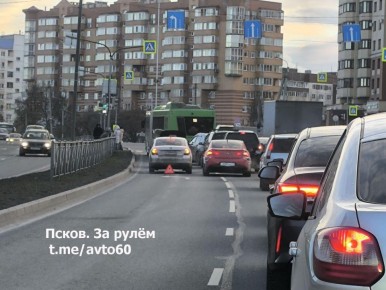 На юбилейной перед перекрестком с Рижским произошло ДТП, пишут в телеграм-канале "Псков