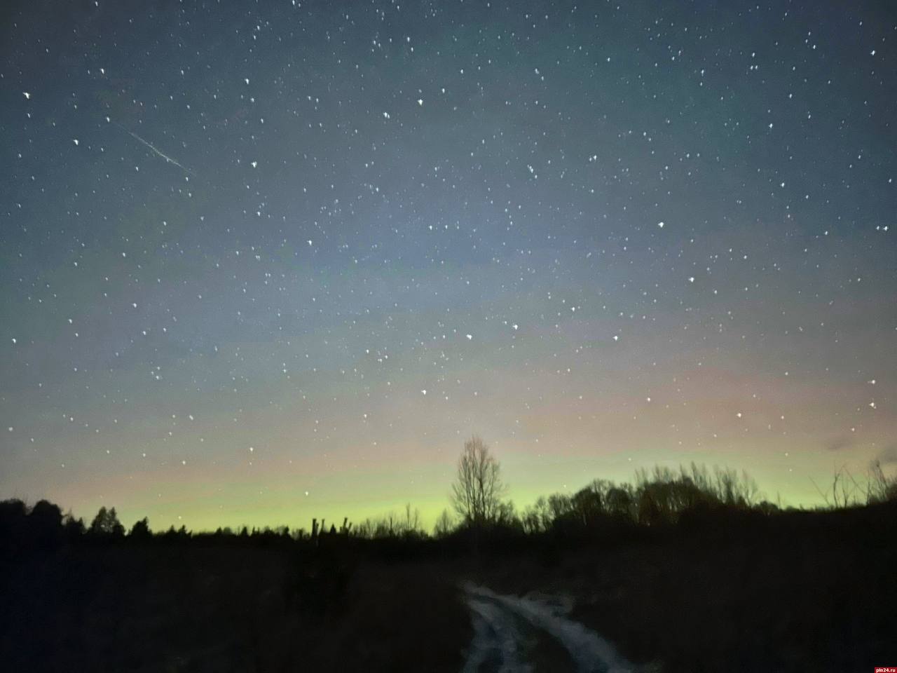 «Магия этой ночи»: полярное сияние вновь наблюдали в Псковской области «Магия этой ночи»: полярное сияние вновь наблюдали в Псковской области