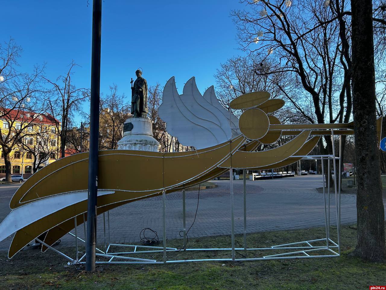 Новые новогодние инсталляции устанавливают на Октябрьской площади в Пскове