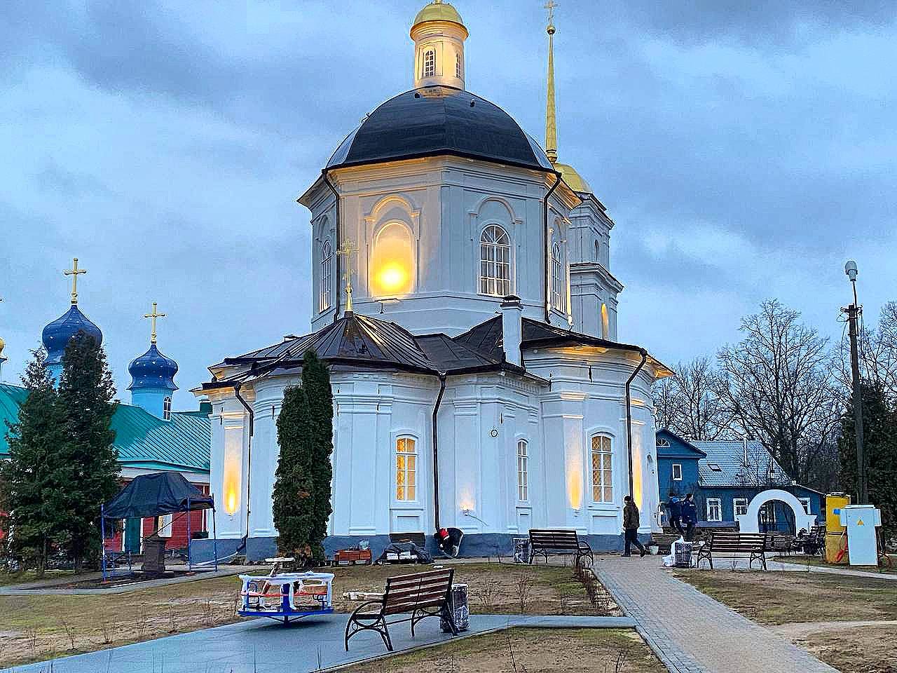 Монтаж новых светильников завершается в церкви Сорока Севастийских Мучеников в Печорах