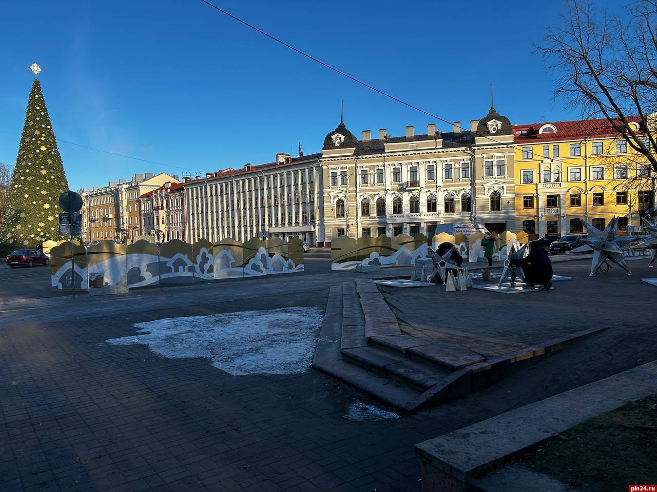 Новые новогодние инсталляции устанавливают на Октябрьской площади в Пскове Новые новогодние инсталляции устанавливают на Октябрьской площади в Пскове