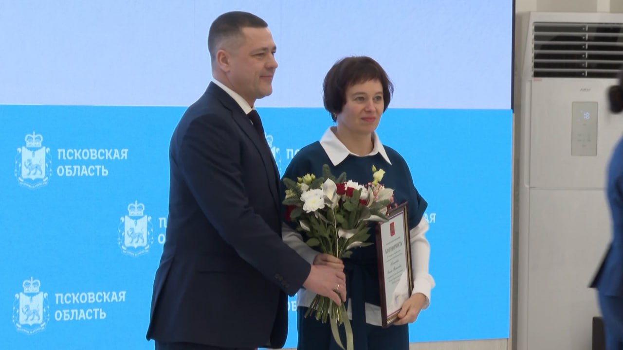 Михаил Ведерников сегодня вручил государственные, региональные и ведомственные награды жителям Псковской области Михаил Ведерников сегодня вручил государственные, региональные и ведомственные награды жителям Псковской области