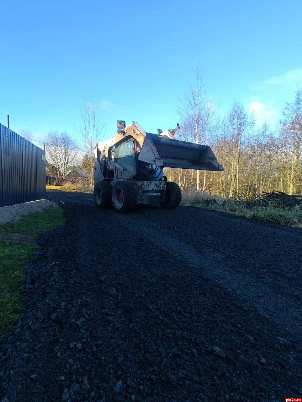 Проблемный участок дороги подсыпали на улице Майской в Пскове