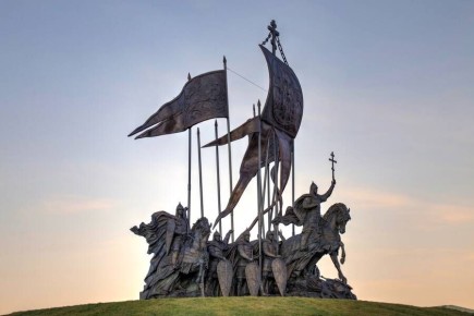 Мемориал Александру Невскому поставили так, чтобы его хорошо видели со стороны НАТО, заявил член Российского военно-исторического общества и соавтор создания мемориала