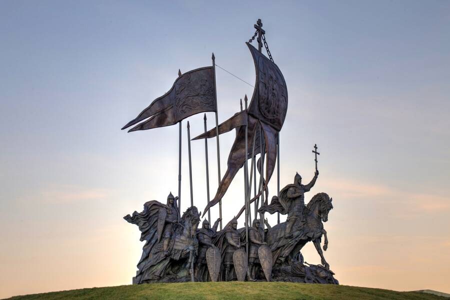 Мемориал Александру Невскому поставили так, чтобы его хорошо видели со стороны НАТО, заявил член Российского военно-исторического общества и соавтор создания мемориала