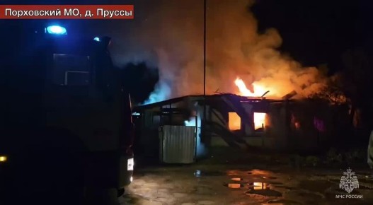#ОперативноЗаСутки. За минувшие сутки пожарно-спасательные подразделения Псковской области ликвидировали возгорание жилого дома с пристройкой под одной кровлей общей площадью 89 квадратных метров в деревне Пруссы Порховского...
