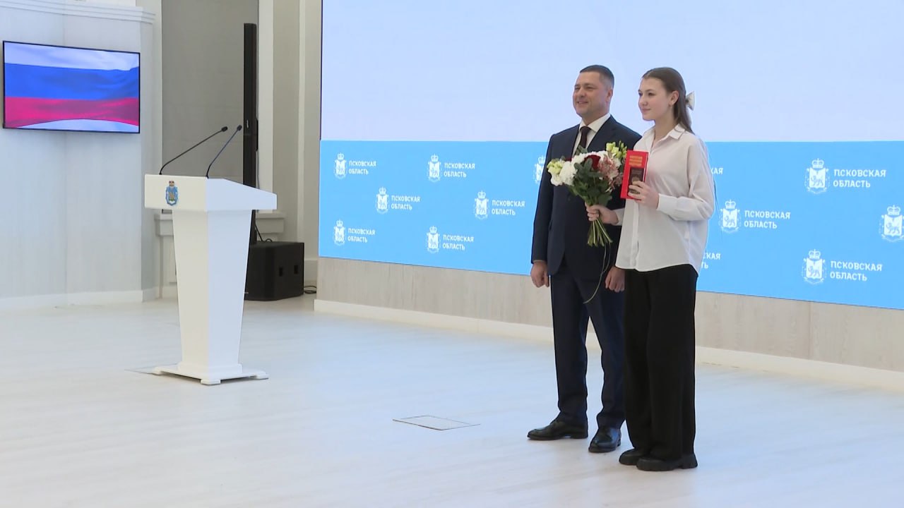 Михаил Ведерников сегодня вручил государственные, региональные и ведомственные награды жителям Псковской области Михаил Ведерников сегодня вручил государственные, региональные и ведомственные награды жителям Псковской области