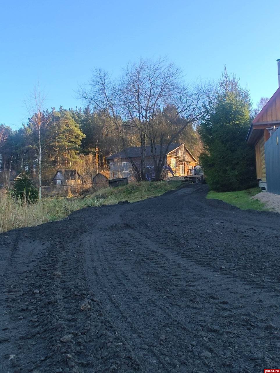 Проблемный участок дороги подсыпали на улице Майской в Пскове Проблемный участок дороги подсыпали на улице Майской в Пскове