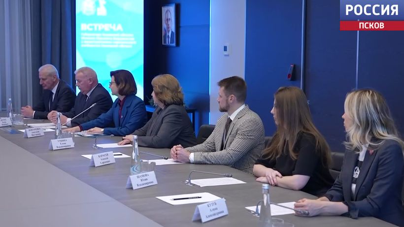 Ключи от пяти служебных квартир вручили молодым врачам региона Ключи от пяти служебных квартир вручили молодым врачам региона