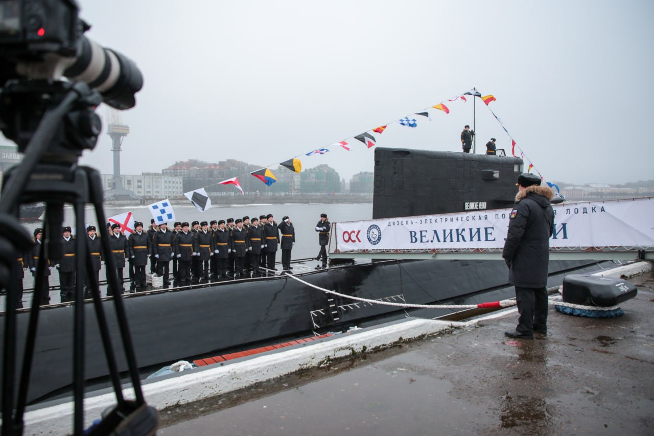 Состав Балтийского флота сегодня пополнила новая дизель-электрическая подводная лодка «Великие Луки» проекта 677М «Лада» Состав Балтийского флота сегодня пополнила новая дизель-электрическая подводная лодка «Великие Луки» проекта 677М «Лада»