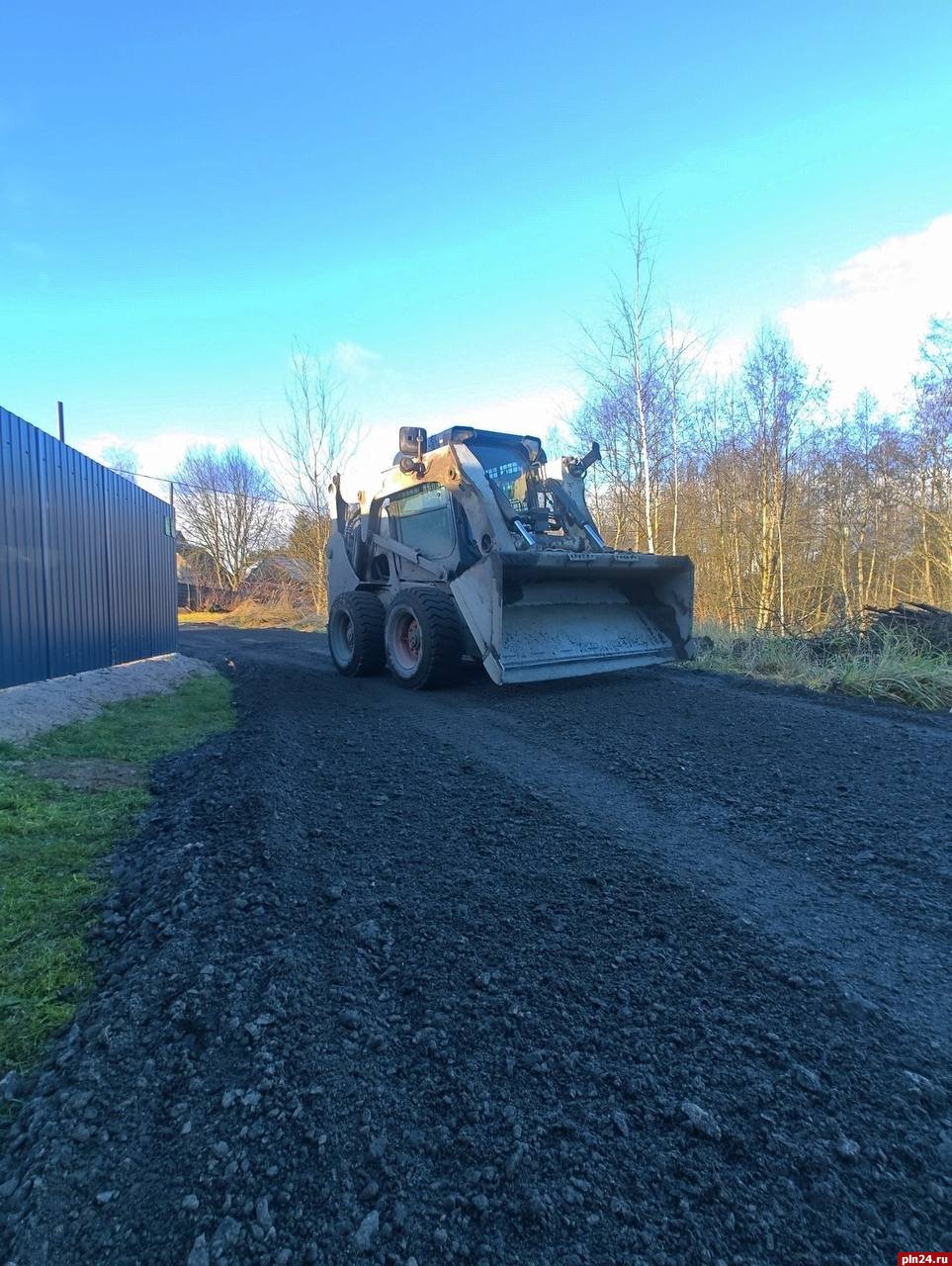 Проблемный участок дороги подсыпали на улице Майской в Пскове Проблемный участок дороги подсыпали на улице Майской в Пскове