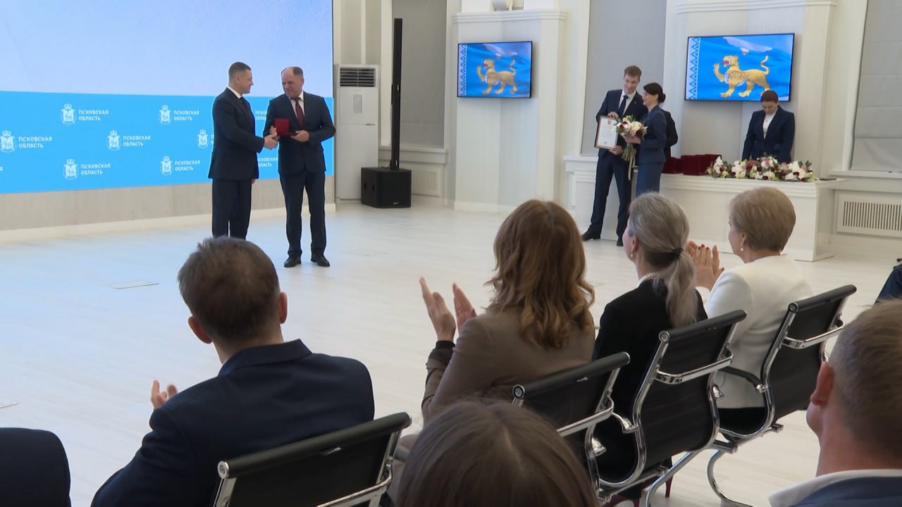 Михаил Ведерников сегодня вручил государственные, региональные и ведомственные награды жителям Псковской области Михаил Ведерников сегодня вручил государственные, региональные и ведомственные награды жителям Псковской области