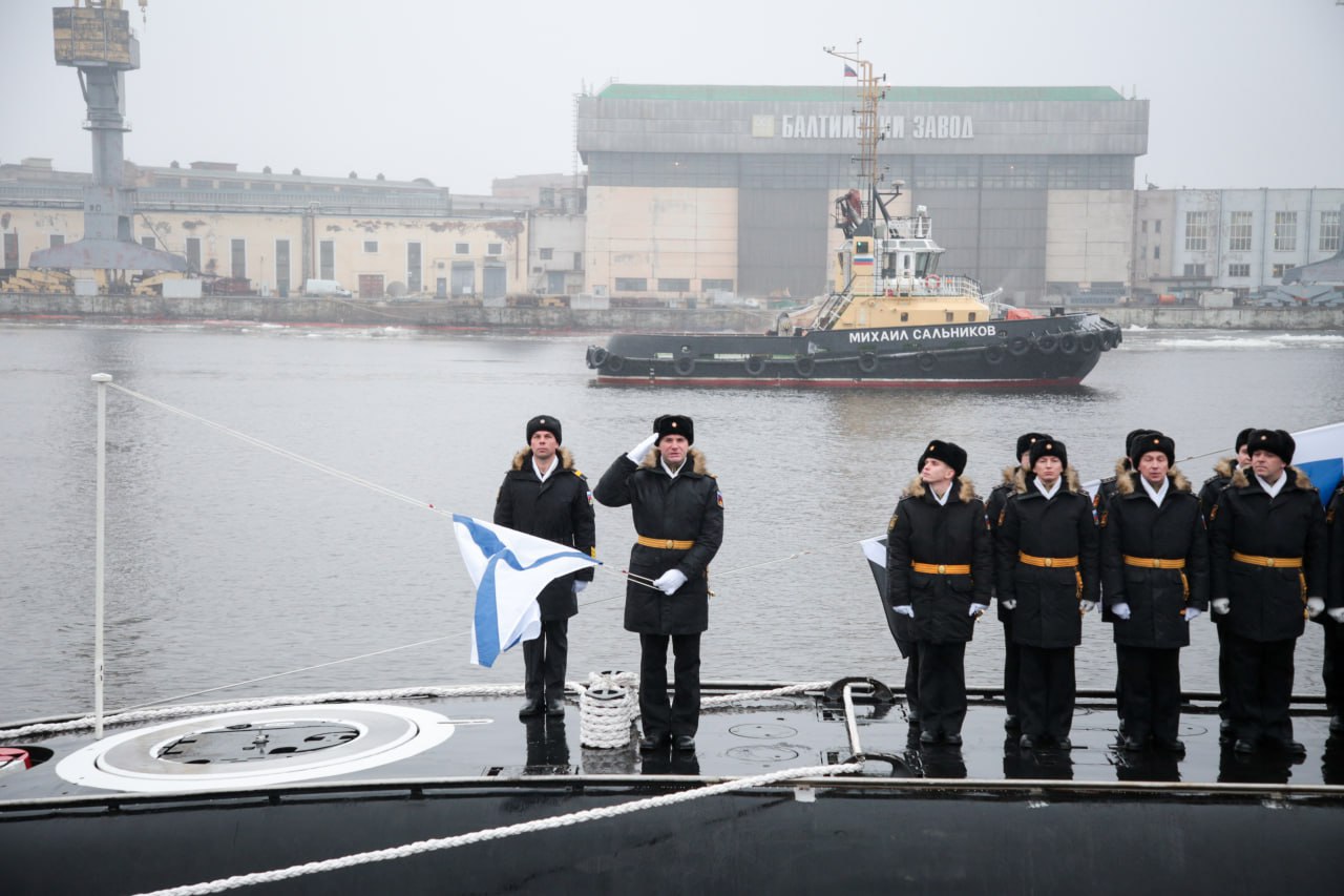 Состав Балтийского флота сегодня пополнила новая дизель-электрическая подводная лодка «Великие Луки» проекта 677М «Лада» Состав Балтийского флота сегодня пополнила новая дизель-электрическая подводная лодка «Великие Луки» проекта 677М «Лада»