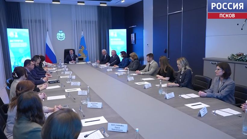 Ключи от пяти служебных квартир вручили молодым врачам региона