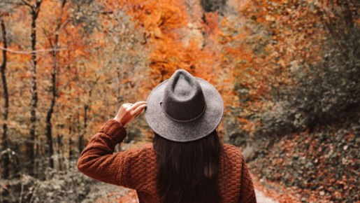 Бесформенные шапки забыты: дам в 50+ «молодят» совсем другие головные уборы