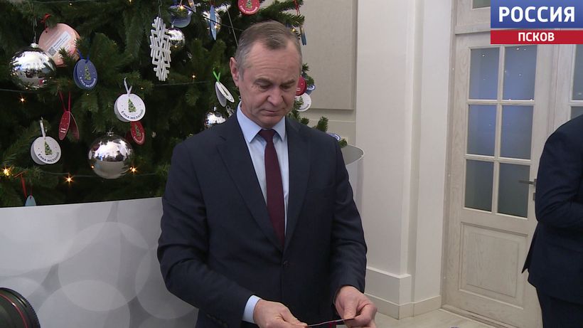 Роль волшебников, способных исполнить детские мечты, сегодня примерили на себя губернатор, депутаты областного Собрания, руководители региональных исполнительных органов и главы муниципальных образований Роль волшебников, способных исполнить детские мечты, сегодня примерили на себя губернатор, депутаты областного Собрания, руководители региональных исполнительных органов и главы муниципальных образований