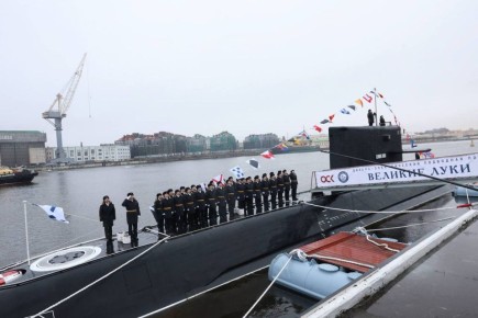 В Петербурге на подводной лодке «Великие Луки» подняли Андреевский флаг