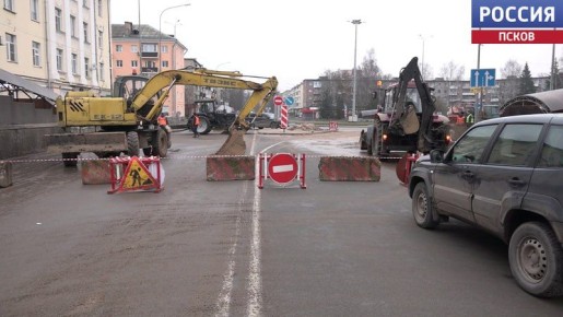 В Великих Луках ликвидируют последствия аварии на водопроводной магистрали