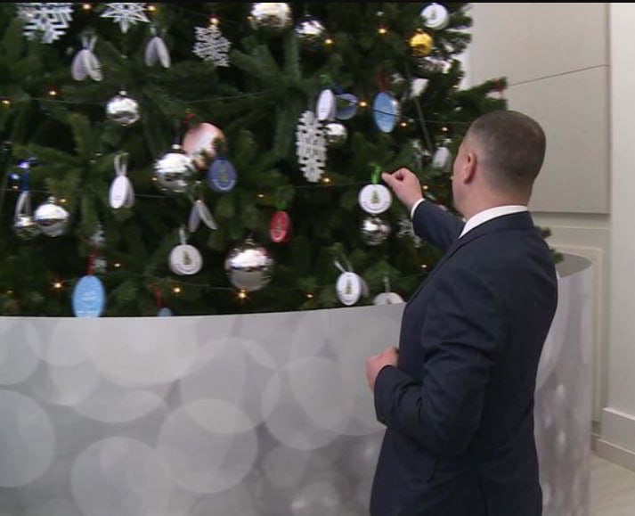 Роль волшебников, способных исполнить детские мечты, сегодня примерили на себя губернатор, депутаты областного Собрания, руководители региональных исполнительных органов и главы муниципальных образований