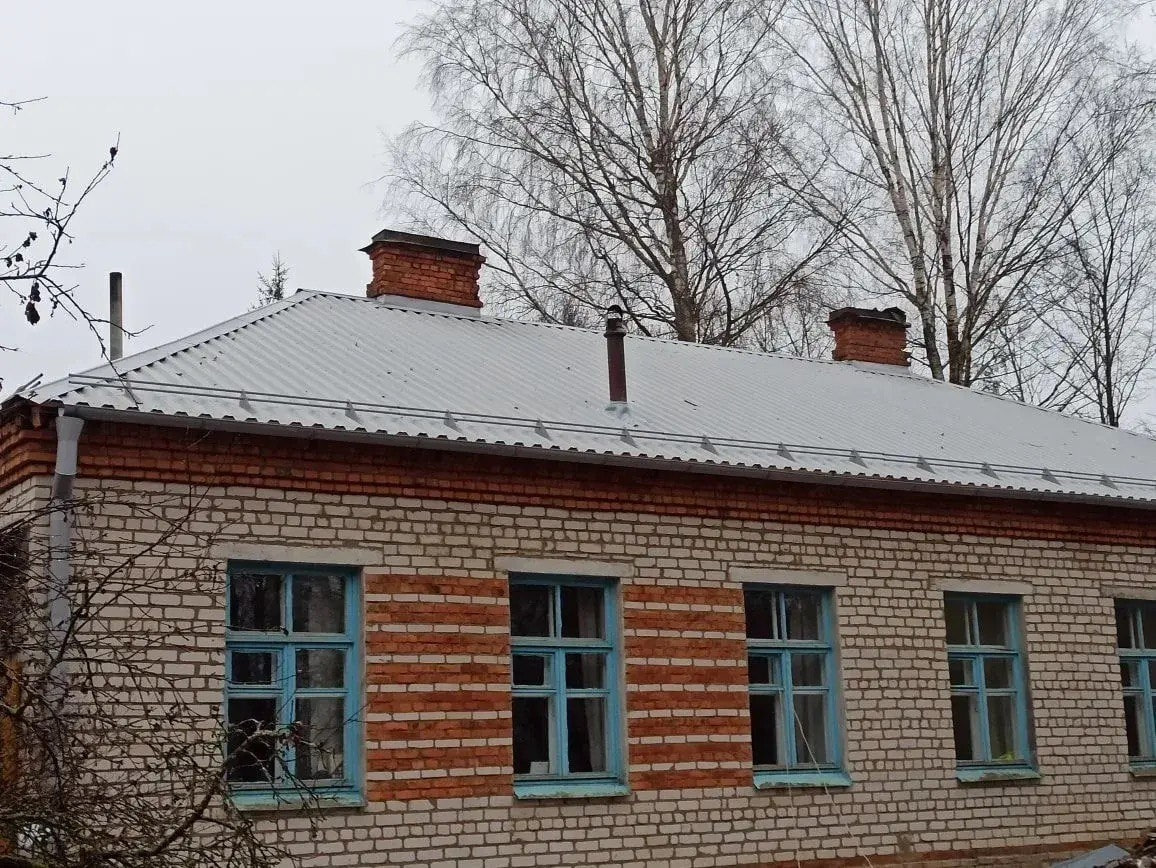 Завершены работы по проведению капитального ремонта кровли и отмостки административного здания ветеринарной лечебницы в Новоржеве